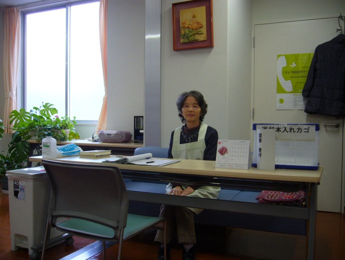 ボランティアさんによる貸出・返却受付をしています